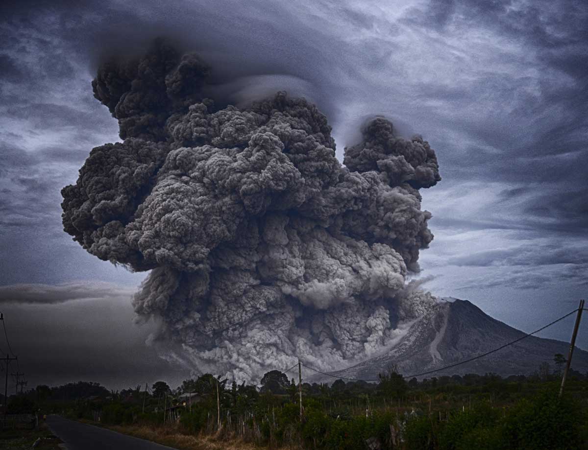 A volcano is erupted again in Japan