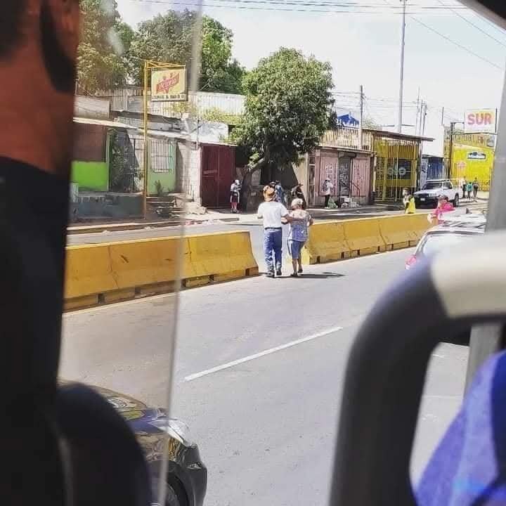 Conductor de autobús ayuda a persona de la tercera edad.