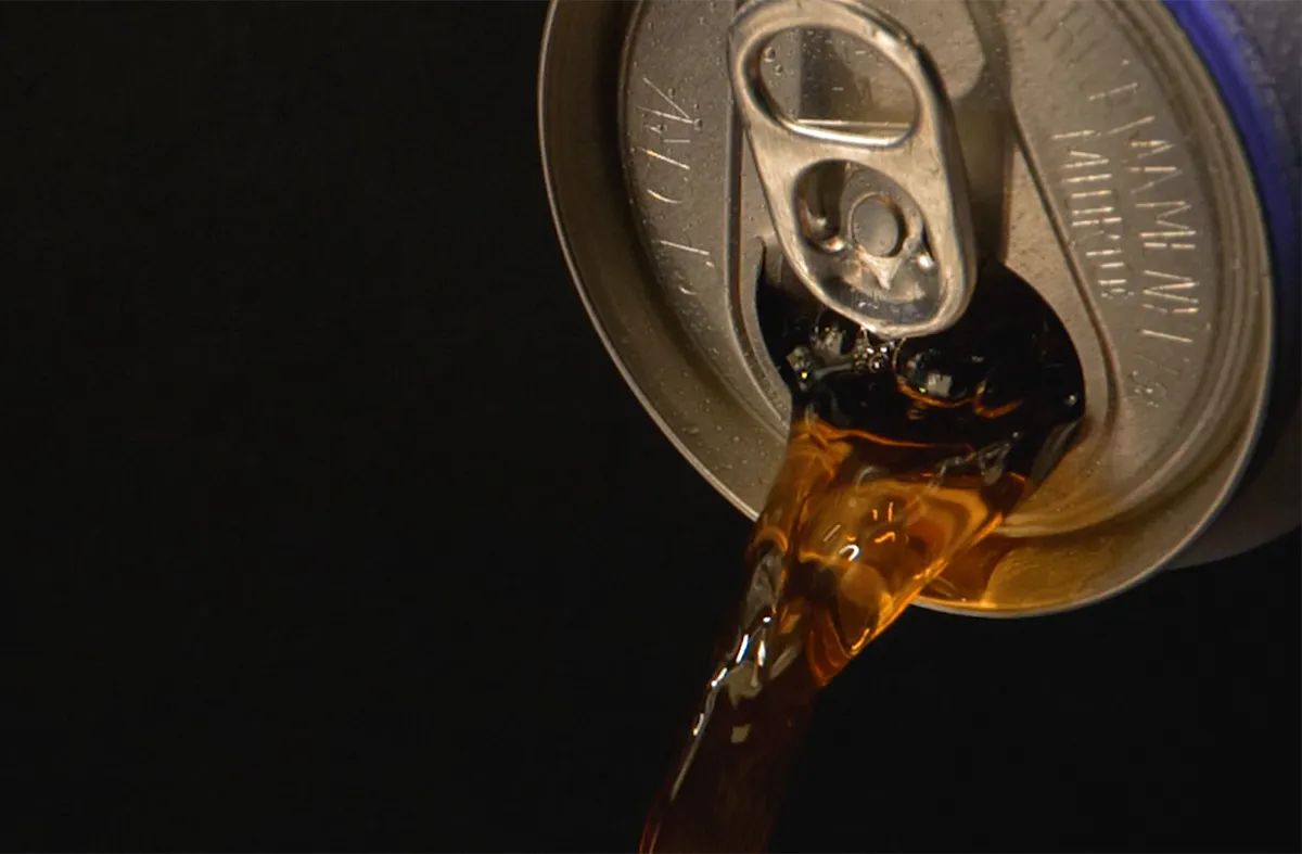 Expertos alertan sobre los riesgos del consumo excesivo de bebidas energizantes.