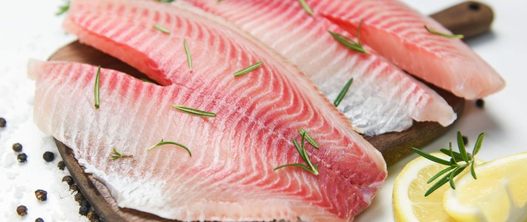 Comer pescado con regularidad reduce riesgos cardiovasculares y mejora la salud cerebral, según expertos.