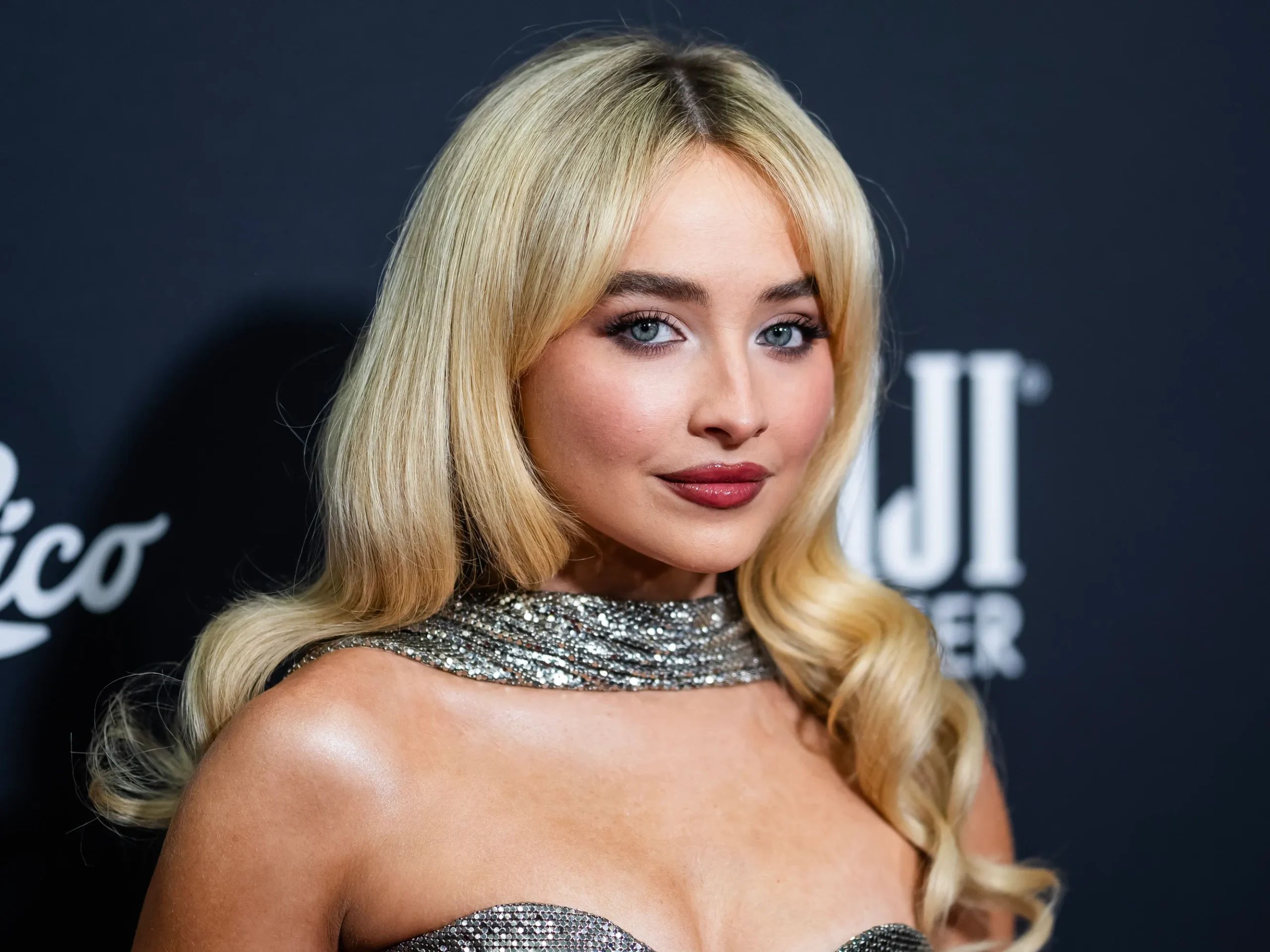 Sabrina Carpenter se atreve a romper barreras en la portada de Rolling Stone.