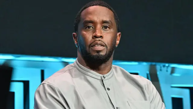 Mujer entra a juicio de Diddy maldiciendo a gritos.