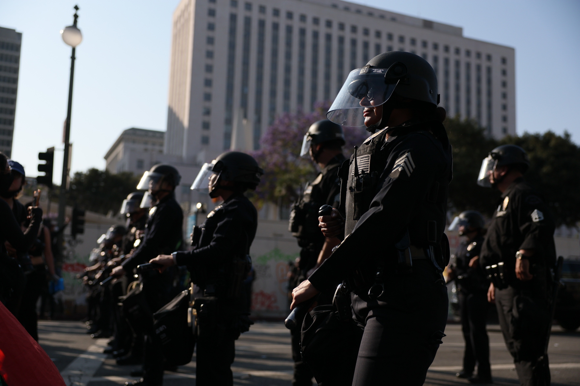 Toque de queda en el centro de Los Ángeles por protestas contra redadas de ICE.