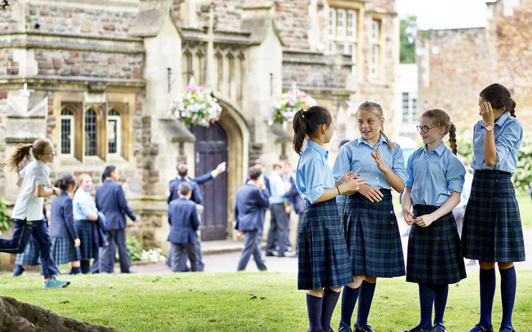 Escuelas de Inglaterra solo permitirán pantalones como parte del uniforme escolar.
