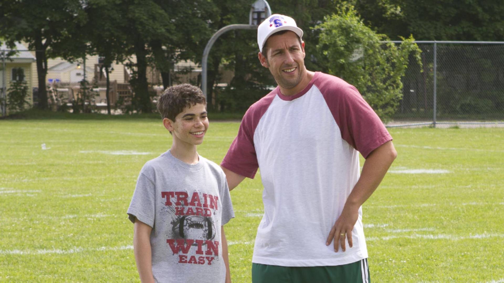 Adam Sandler rinde un emotivo tributo a Cameron Boyce en el aniversario de su fallecimiento.