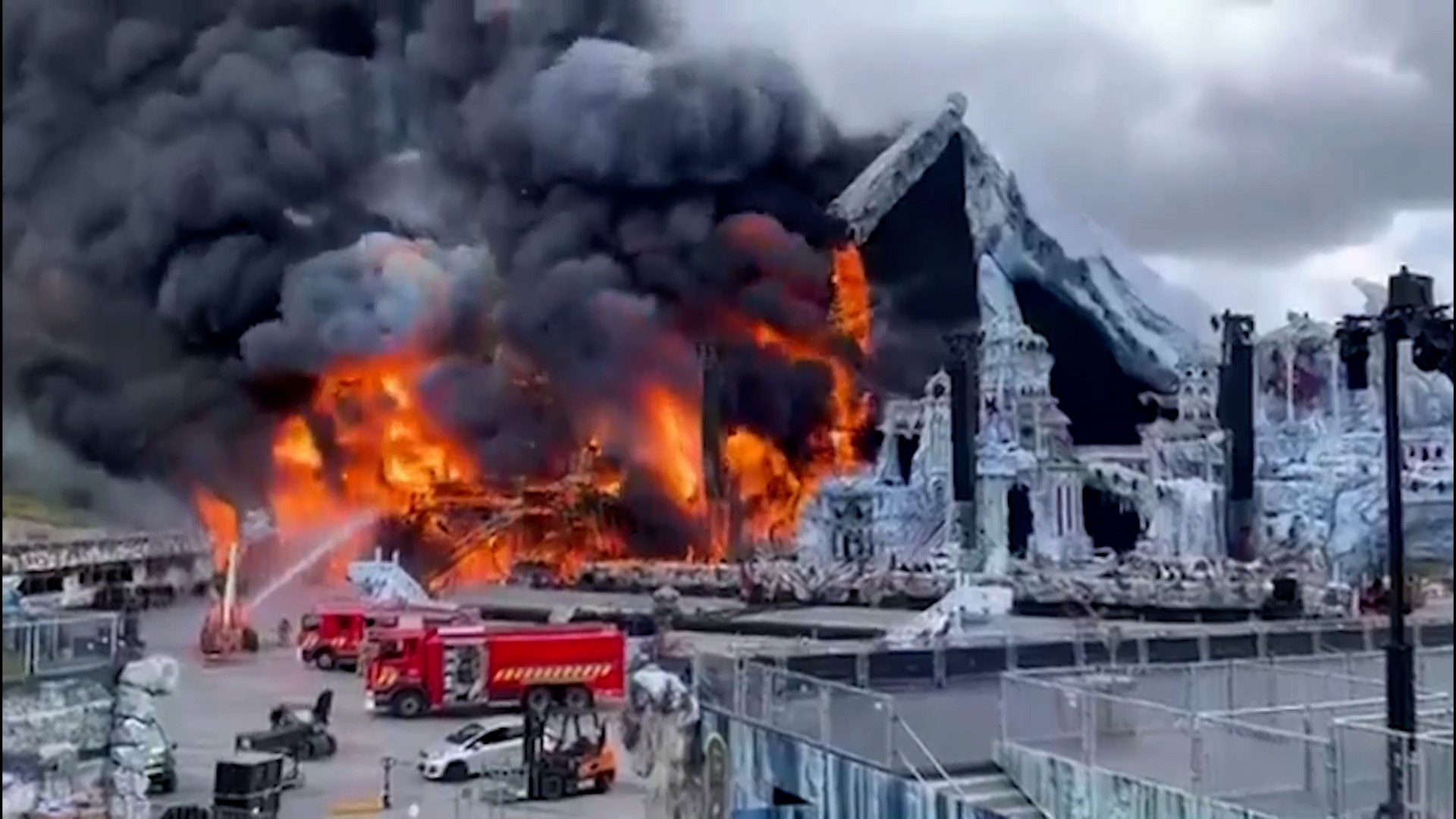 🔥 Incendio destruye el escenario «Orbyz» durante pruebas de pirotecnia en Tomorrowland.