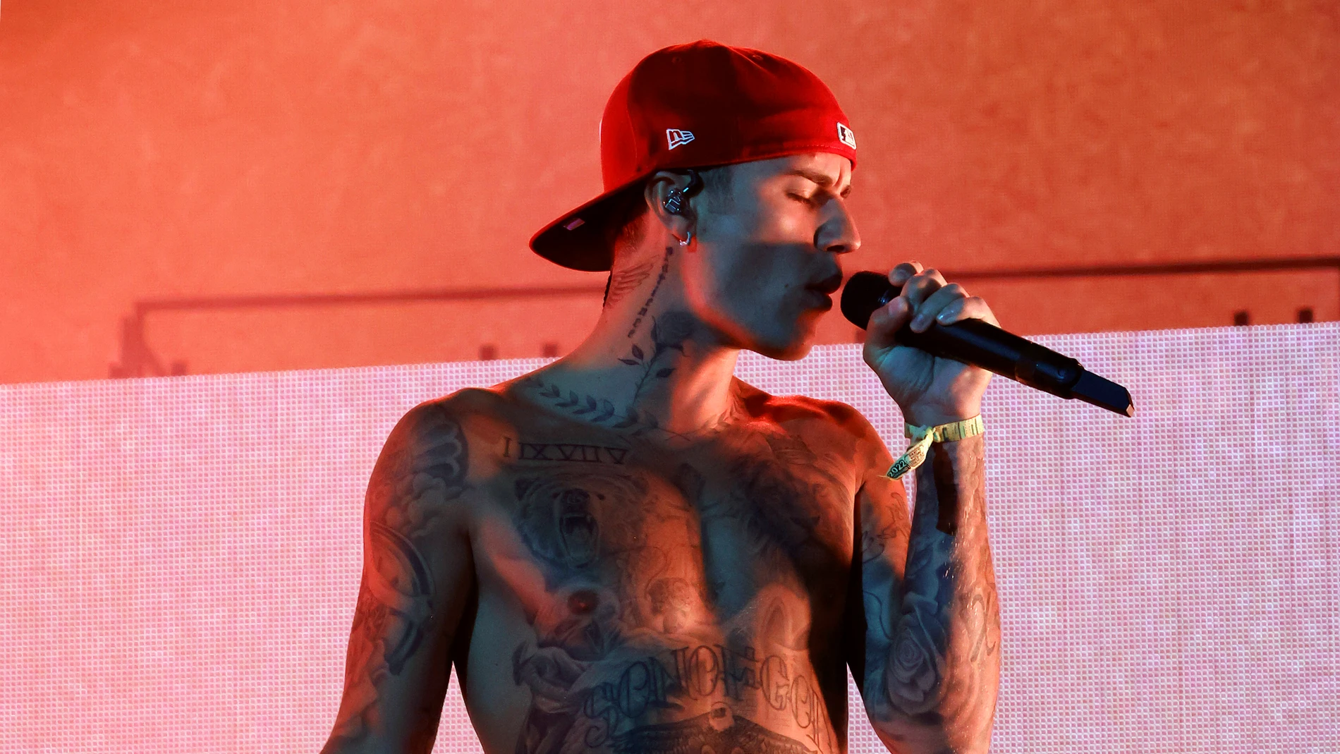 Justin Bieber lanza por sorpresa su séptimo álbum “Swag”.