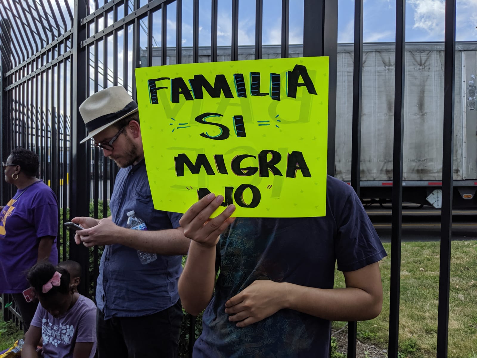📢 Niños latinos protestan contra redadas del ICE en Illinois.