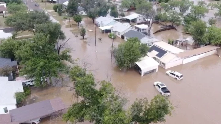 Texas enfrenta catastróficas inundaciones con más de 80 muertos.