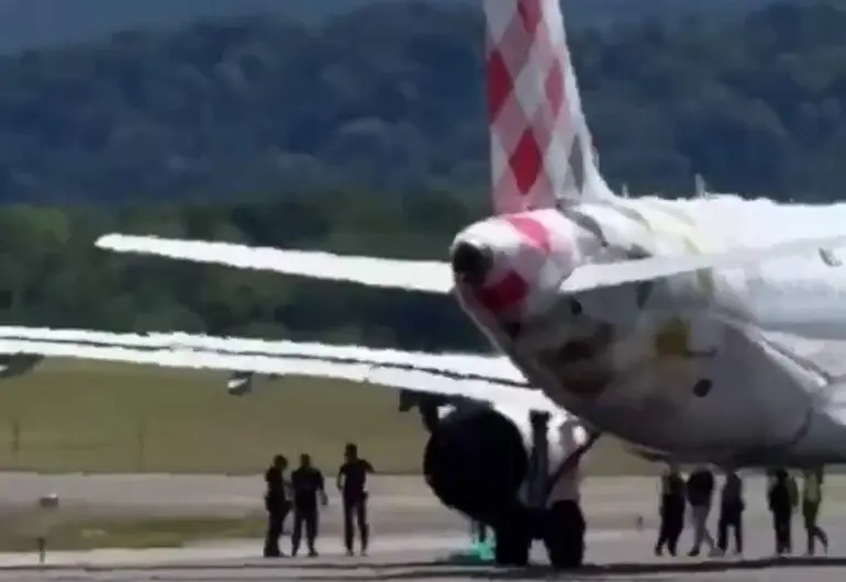Hombre muere succionado por la turbina de un avión en aeropuerto de Bérgamo.