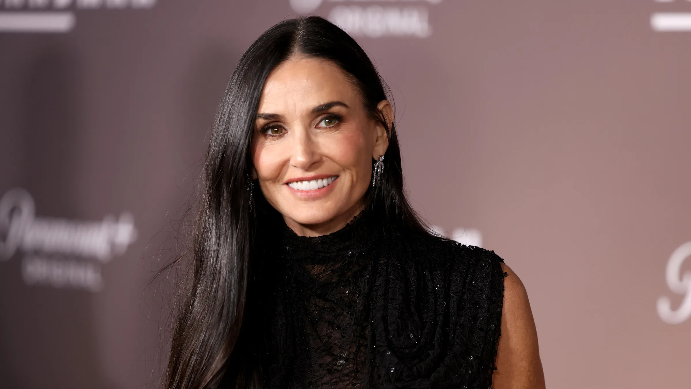 Demi Moore defiende a Emma Heming Willis y celebra su valentía en el cuidado de Bruce.