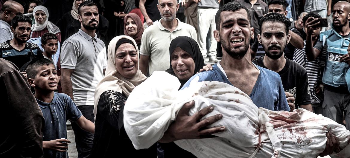 Tragedia en Gaza: Siete niños mueren en ataque mientras esperaban por agua.