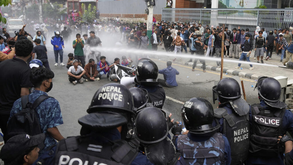 violencia desestabiliza regiones clave de Nepal.