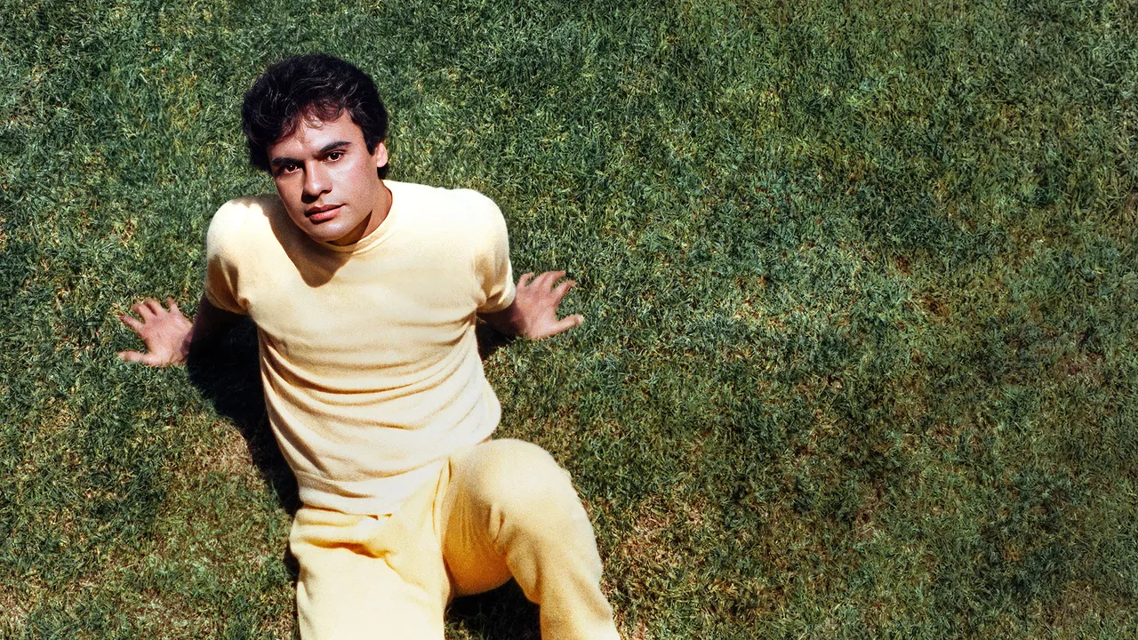 🎬 Lanzan el tráiler oficial de “Juan Gabriel: Debo, puedo y quiero”, la serie biográfica del Divo de Juárez.