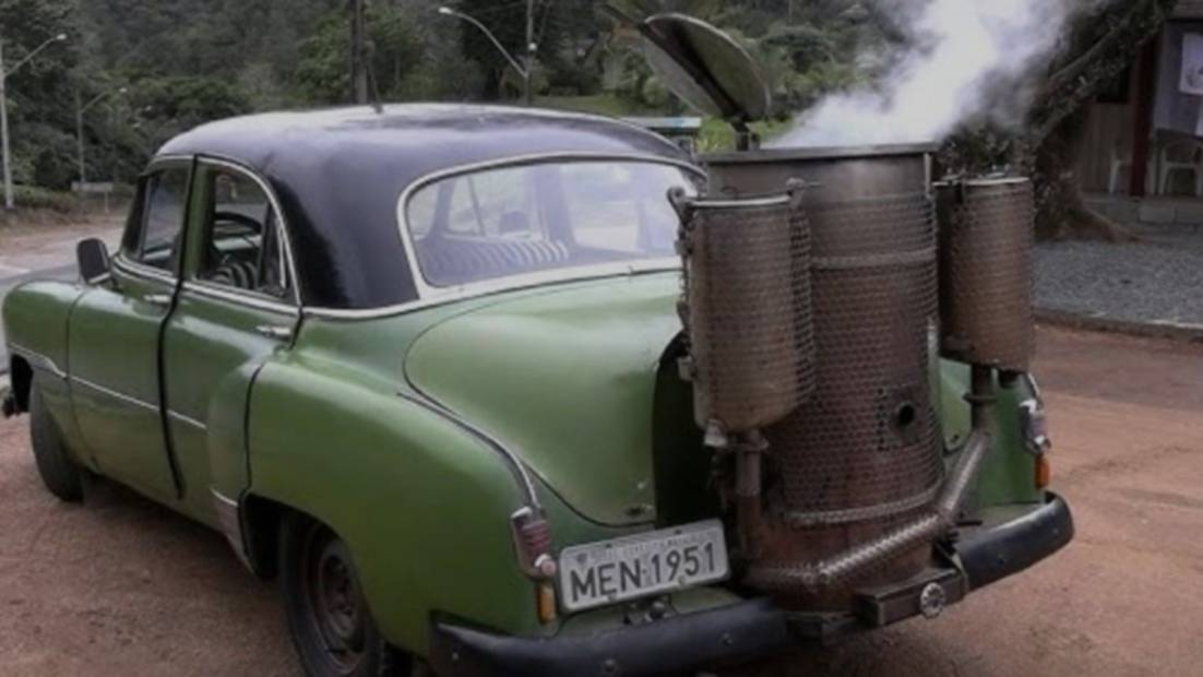 Vehículo a Leña Sigue Sorprendiendo en el Interior de Brasil.