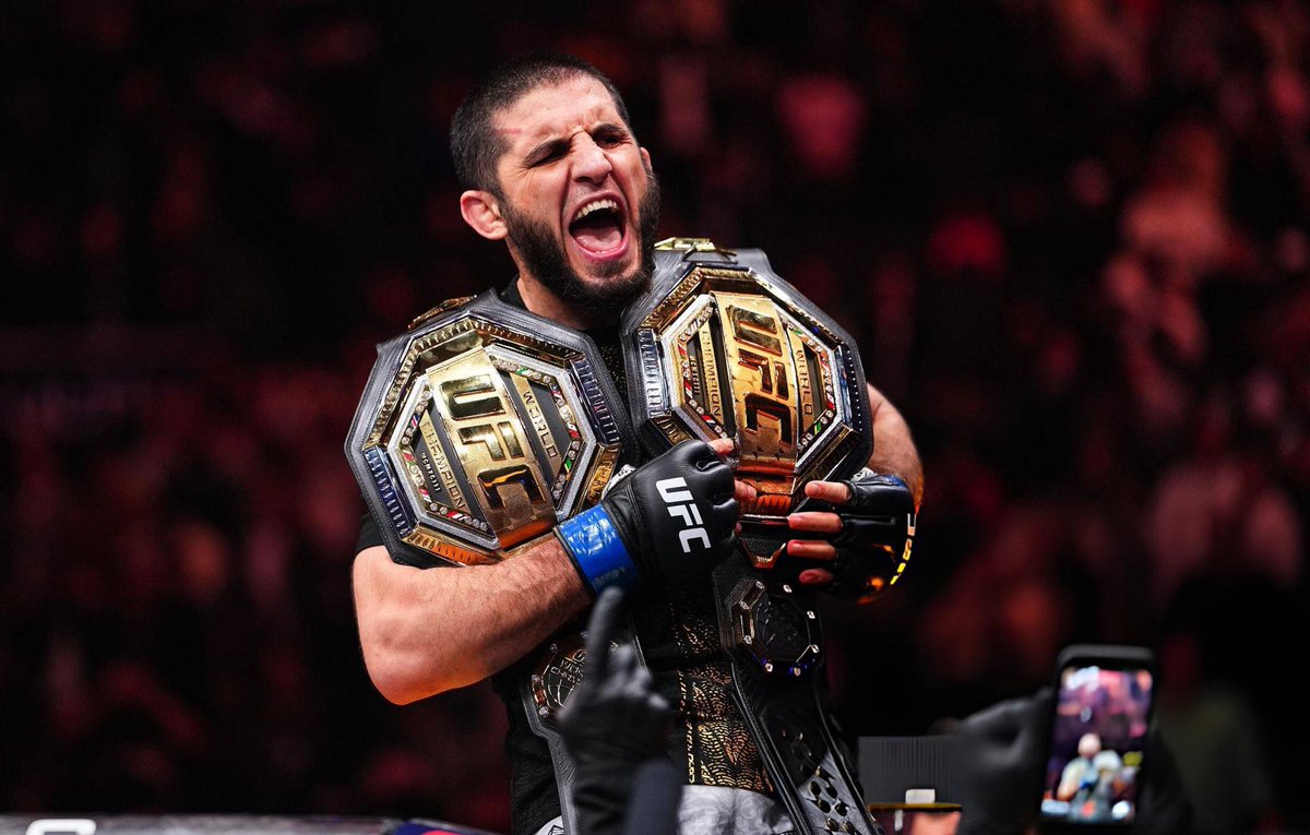 Makhachev hace historia al coronarse doble campeón de la UFC.